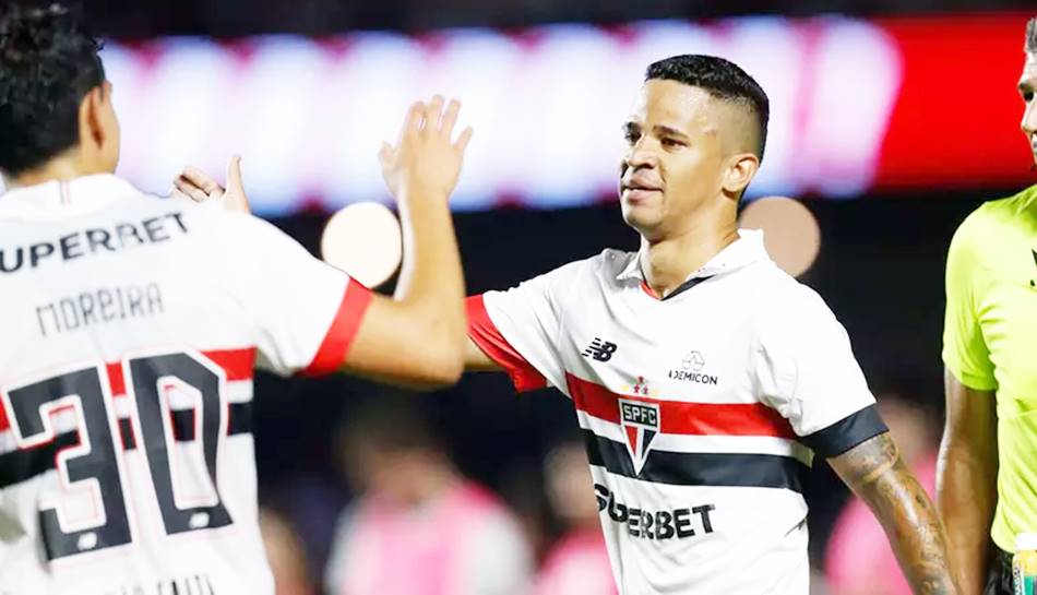 Vitória tem interesse no retorno de atacante que atua no São Paulo